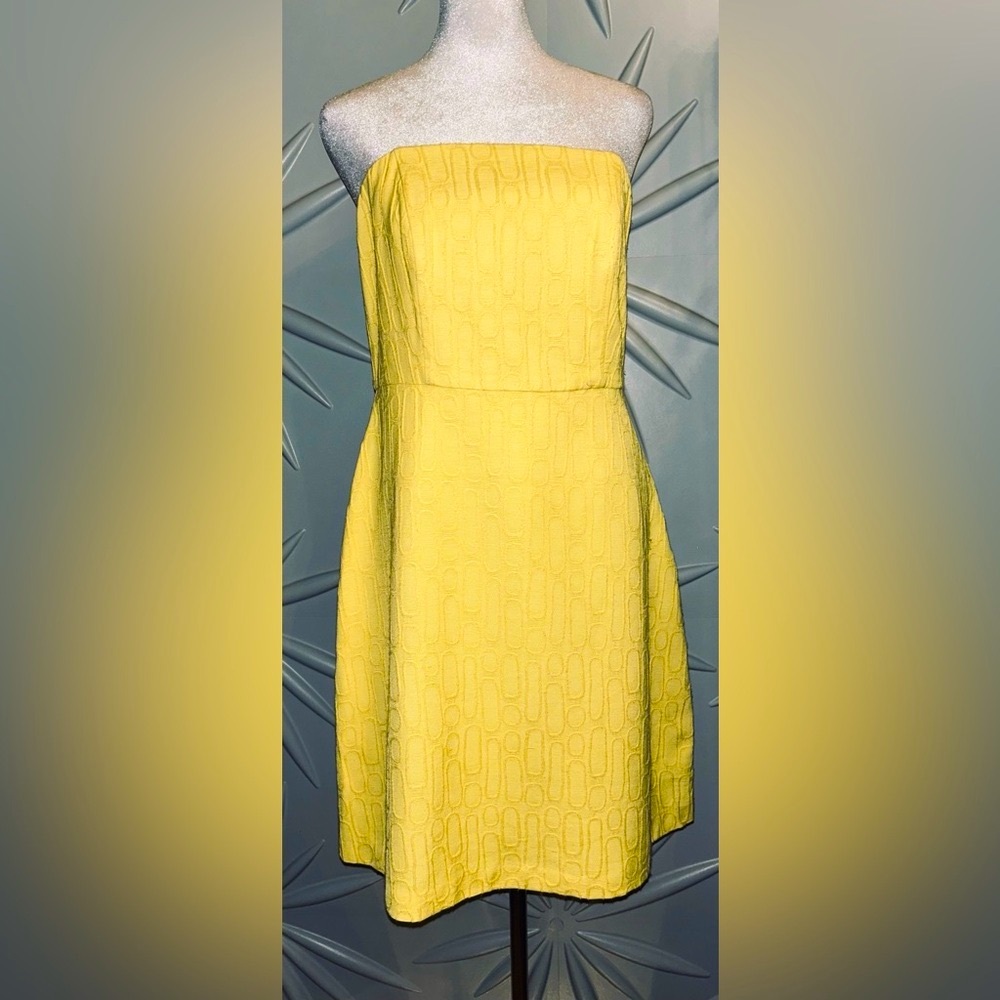 EUC The Limited SZ 8 yellow strapless dress w/geometric tone on tone print - Picture 2 of 9